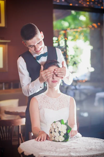 Leende bröllop restaurang — Stockfoto