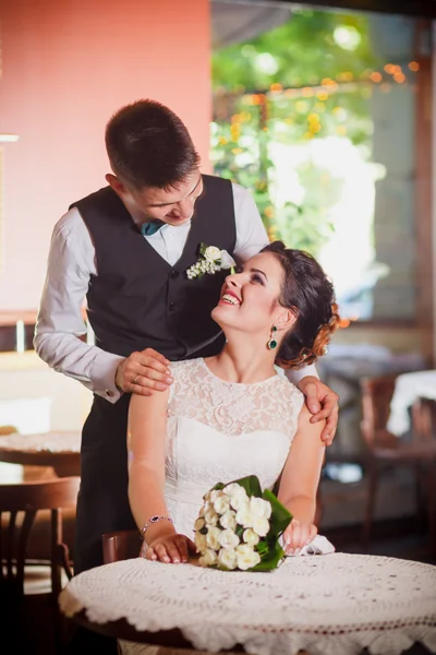 Giovane sposa e sposo Ristorante — Foto Stock