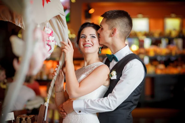 Unga älskande bröllop — Stockfoto