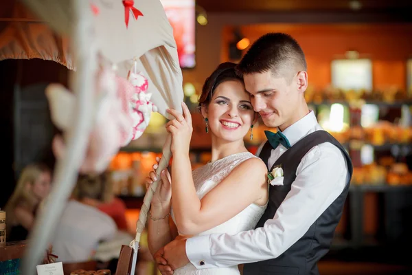 Jonge bruid en bruidegom — Stockfoto