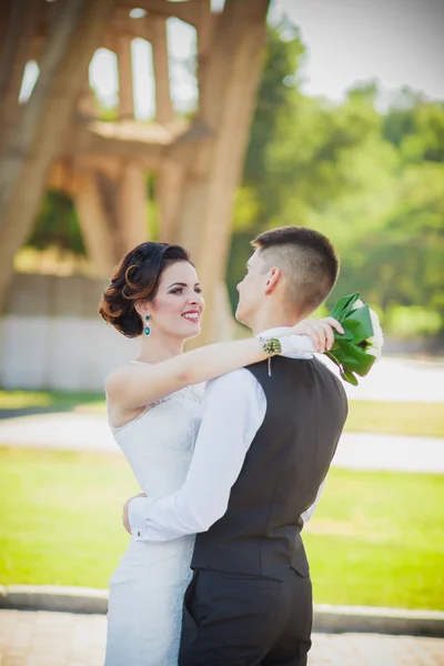Unga bruden och brudgummen — Stockfoto