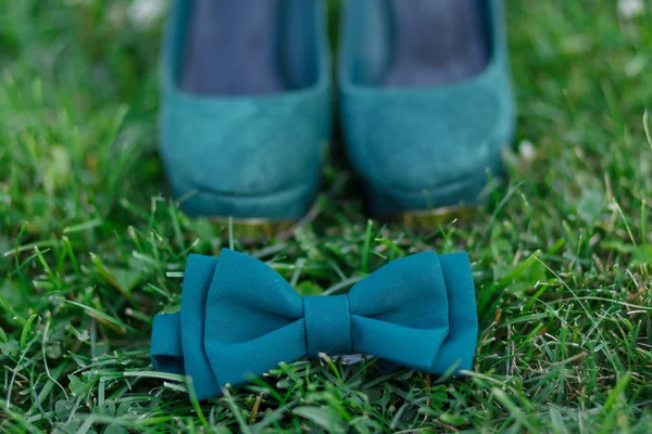 Sapatos verdes e uma borboleta na grama — Fotografia de Stock