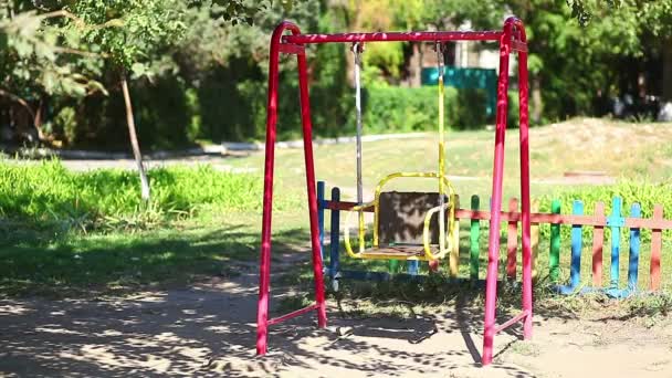 Columpio de niños vacíos — Vídeo de stock