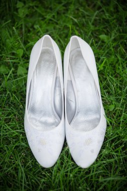 çimenlerin üzerinde beyaz ayakkabı