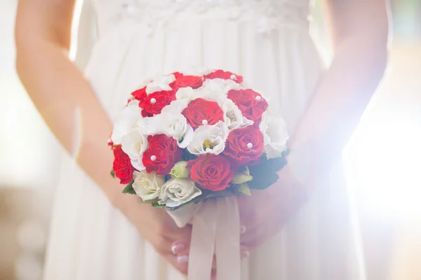 Bridal bouquet in hands — Stock Photo, Image