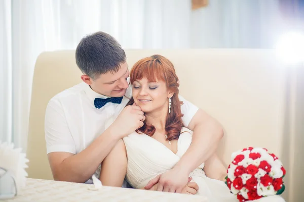 Bruden och brudgummen vid bordet — Stockfoto