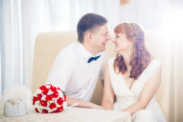 The bride and groom beautiful — Stock Photo, Image