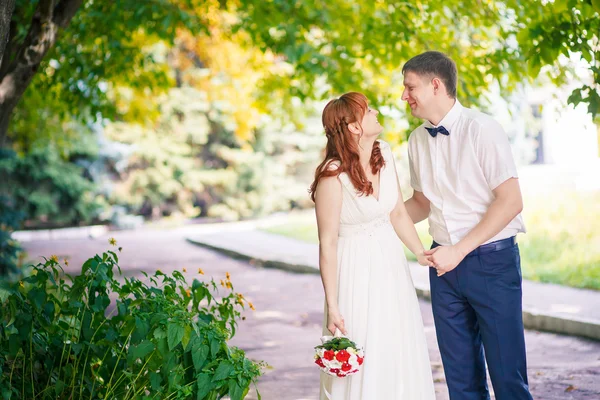 Beautiful couple in the park wedding — Stock Photo, Image