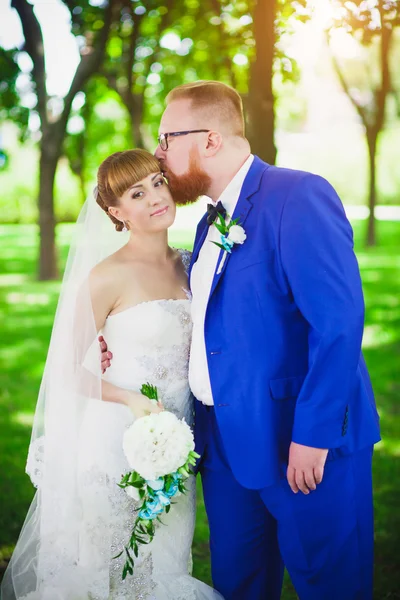 Lustige Braut und Bräutigam — Stockfoto