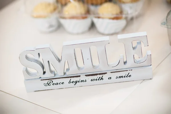 Uśmiech słowo na stole — Zdjęcie stockowe