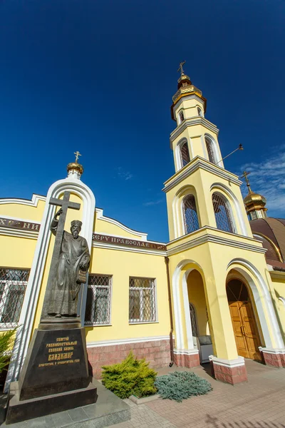 Orthodoxe Kerk tegen de blauwe lucht — Stockfoto