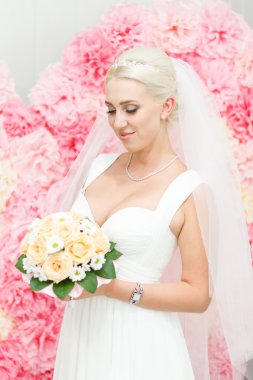 Gelinlik ve gelin buketi gelin