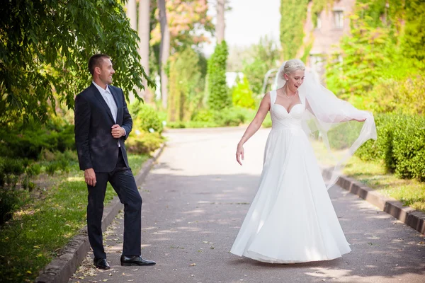 Невеста в свадебном платье крутится — стоковое фото