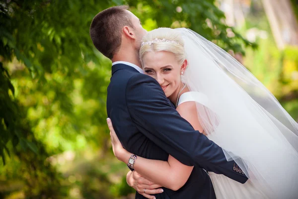 Édes esküvő, a menyasszony és a vőlegény egy ölelés — Stock Fotó