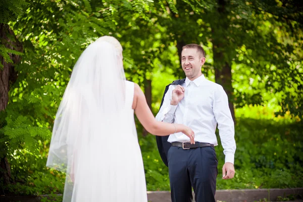 Ženich splňuje nevěsta — Stock fotografie