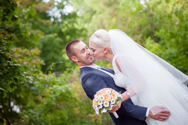 Danse de mariage de la mariée et le marié — Photo