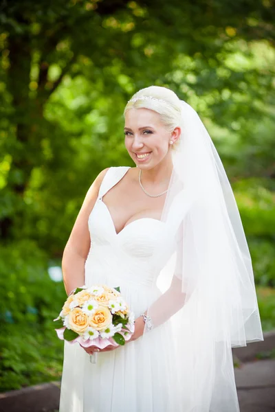 Blonde bride with a wedding bouquet — Stock Photo, Image