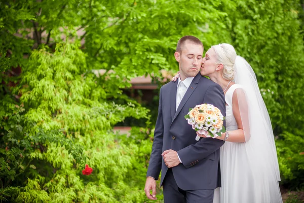 Elegant, brudgummen och bruden anbud — Stockfoto