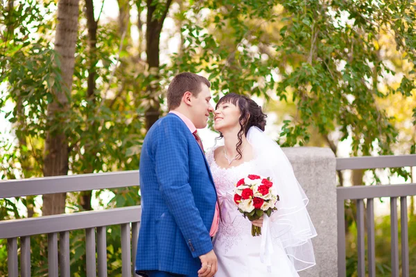 Höst bröllop brud och brudgum — Stockfoto