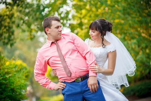 Смішне весілля наречена і наречена — стокове фото