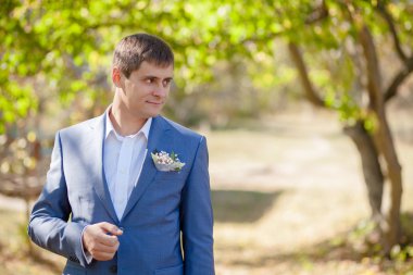 Takım elbiseli adam.