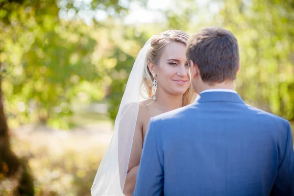 Novia mirando al novio suavemente — Foto de Stock