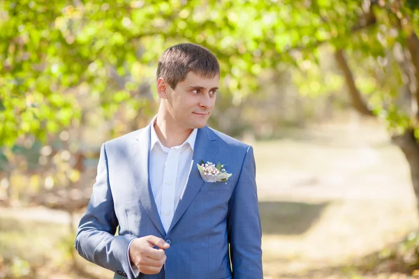 Man in a suit on the nature — Stock Photo, Image