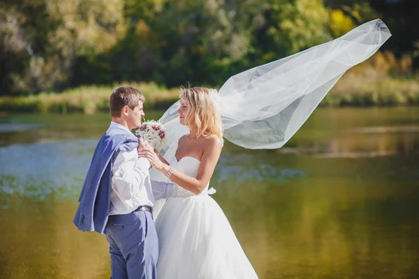 Gelin ve damat aile portresi — Stok fotoğraf