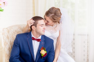 Kırmızı papyon içinde damat