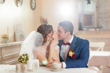 damat ve gelin bir restoranda