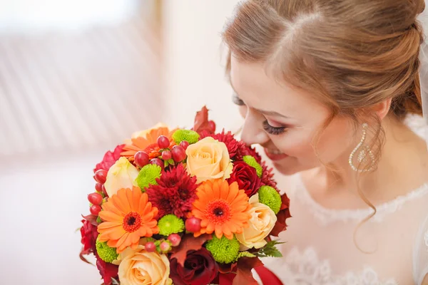 Mariée avec un bouquet — Photo