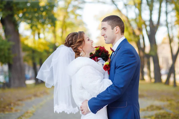 Autumn wedding bride and groom on the street — Stock Photo, Image
