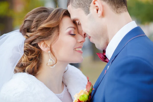 Câlins doux et embrasse le marié de la mariée — Photo