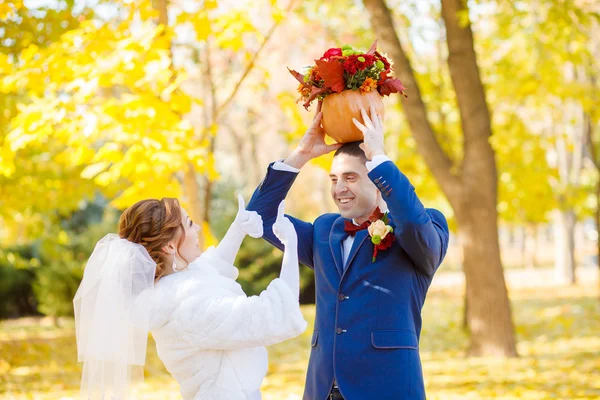 Casamento engraçado noiva e noivo — Fotografia de Stock