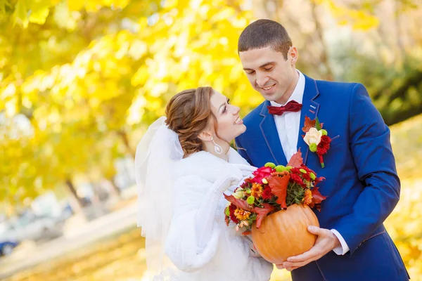 Noivo e noiva casamento outono — Fotografia de Stock