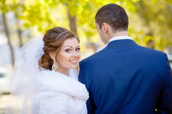 A menyasszony és a vőlegény esküvői hangulat — Stock Fotó