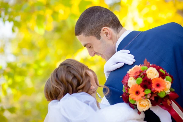 Nevěsta se dívá na ženicha — Stock fotografie