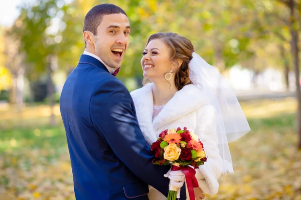 Autumn wedding bride and groom on the street — Stock Photo, Image