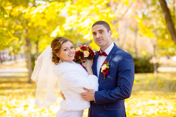 Podzimní svatební nevěsta a ženich na ulici — Stock fotografie