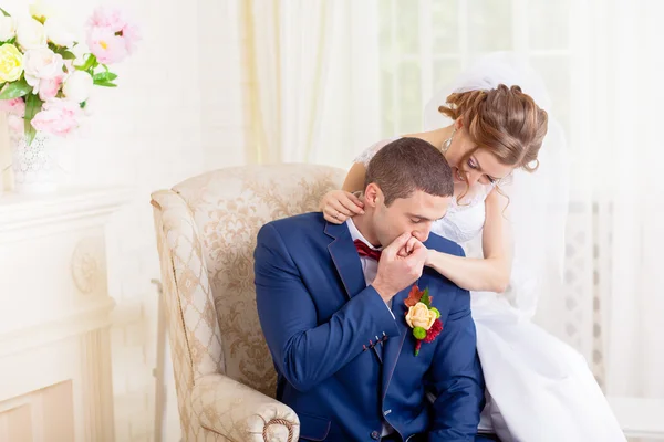 Něžné objetí a polibky nevěsta ženich — Stock fotografie