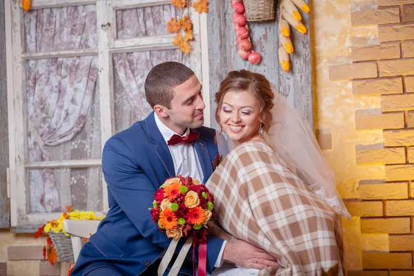 Câlins doux et embrasse le marié de la mariée — Photo