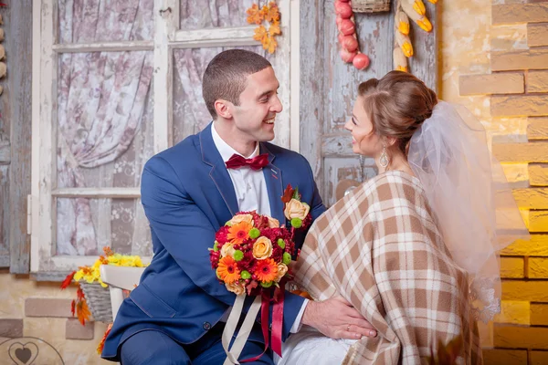 Ženich a nevěsta podzimní svatba — Stock fotografie