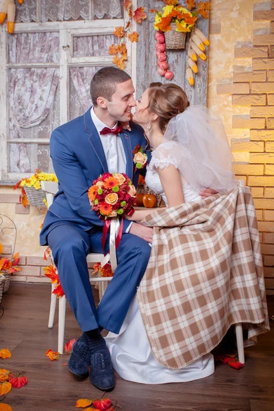 内部の結婚式の花嫁と花婿 — ストック写真