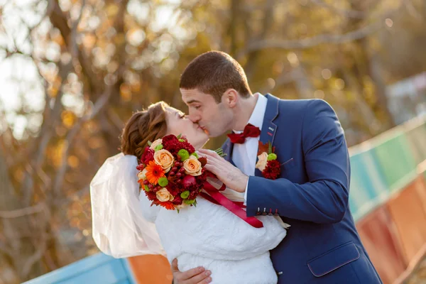 Abraços gentis e beijos o noivo da noiva — Fotografia de Stock