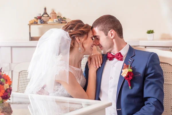 Câlins doux et embrasse le marié de la mariée — Photo