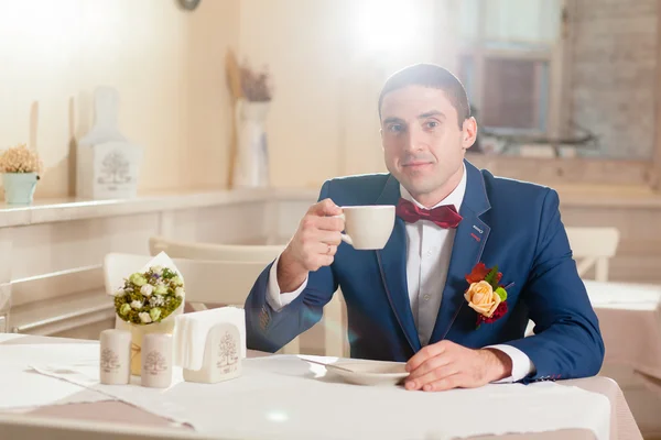 Hombre con taza en un restaurante —  Fotos de Stock