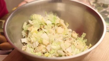 plaka bir salata karıştırma