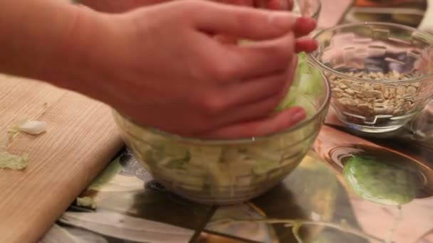 Salade in een slakom — Stockvideo