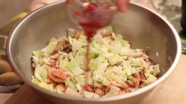 Sauce zum Salat hinzufügen — Stockvideo