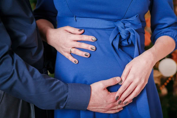 Abbraccia la mano dell'uomo della pancia incinta — Foto Stock